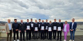 Nachwuchs für die Berufsfeuerwehr – OB Beate Kimmel ernennt neun Brandmeister auf Probe