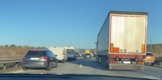 Fahrzeugbrand führt zu Stau und Anzeigen