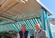 Bürgermeister Schulz begrüßt neue Marktbeschicker