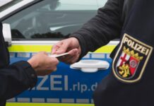 Anhaltend hohe Polizeipräsenz – Einsatzkräfte kontrollieren in der Innenstadt