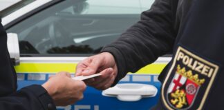 Anhaltend hohe Polizeipräsenz – Einsatzkräfte kontrollieren in der Innenstadt