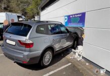 Gegen Fassade gekracht und Wand durchbrochen