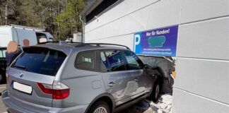 Gegen Fassade gekracht und Wand durchbrochen