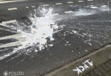 Farb-Eimer auf Fahrbahn geworfen