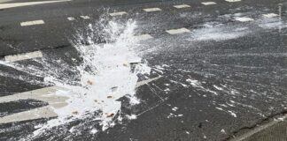 Farb-Eimer auf Fahrbahn geworfen