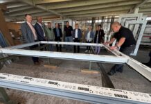 Landrat Leßmeister besucht HEFESTA Fensterbau Heil GmbH und Heil Maler GmbH in Steinwenden