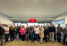 Landrat Leßmeister überbringt persönlich die Baugenehmigung für Tante Enso in Landstuhl