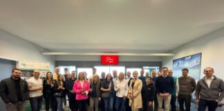 Landrat Leßmeister überbringt persönlich die Baugenehmigung für Tante Enso in Landstuhl