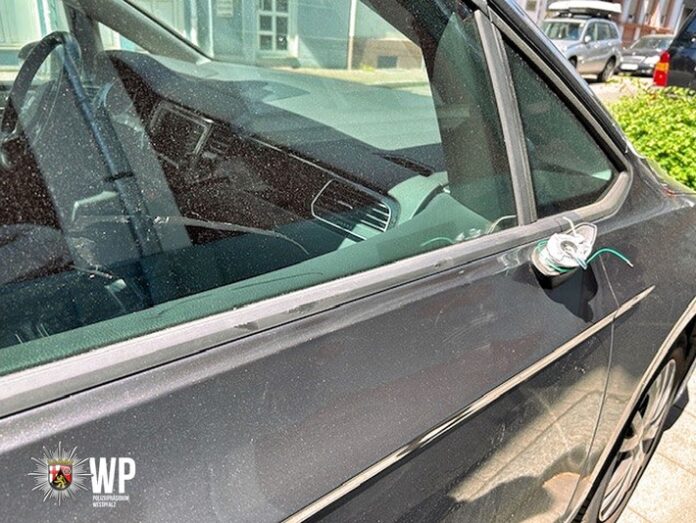 pol-pdkl-wer-hat-den-spiegel-abgerissen