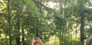 Kinder erobern Wald mit allen Sinnen