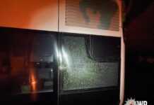 Unbekannte beschädigen Seitenscheibe eines Busses – Zeugen gesucht!