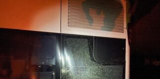 Unbekannte beschädigen Seitenscheibe eines Busses – Zeugen gesucht!