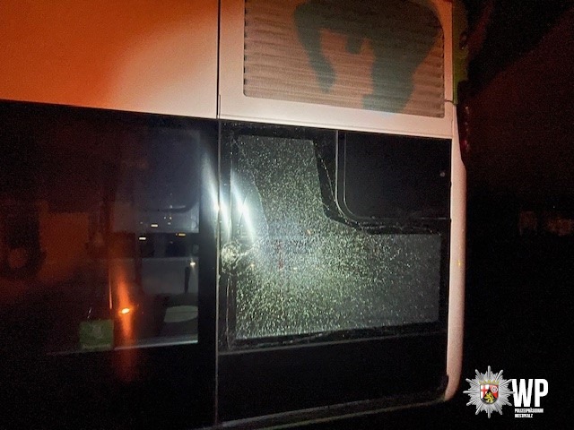 Zerstörte Busscheibe