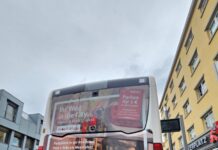 Buswerbung weist auf Mobilitätsportal hin