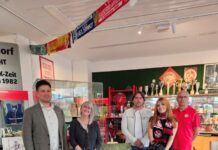 Ein Gemälde als Dankeschön – Friedhofsverwaltung übergibt FCK-Museum ein Bild des Fritz-Walter-Grabs