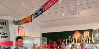 Ein Gemälde als Dankeschön – Friedhofsverwaltung übergibt FCK-Museum ein Bild des Fritz-Walter-Grabs