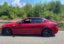 Mann fordert offensiv zu illegalen Straßenrennen auf