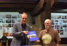 Stadtarchiv erhielt Bücher zur Geschichte der Kammgarnspinnerei