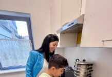 Anja Pfeiffer besucht Kochprojekt „Weltreise im Kochtopf“ im Jugendtreff Betzenberg