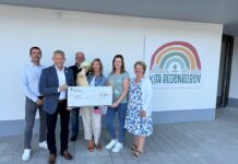 Landrat übergibt Spendenscheck über 500 Euro an Kita Regenbogen