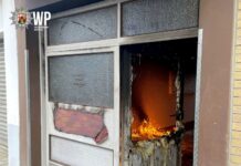 Feuer im Hauseingangsbereich – Zeugen gesucht!