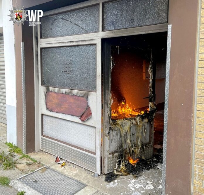 Im Hauszugangsbereich des Mehrfamilienhauses kam es zum Brand.