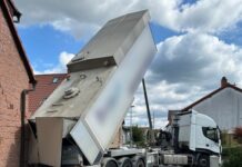 Lkw kracht in Hauswand