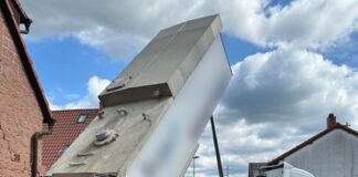 Lkw kracht in Hauswand