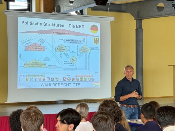 view_Landrat_macht_Schule280825rv006