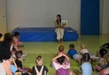 Beigeordnete Anja Pfeiffer liest in der Kita St. Martin