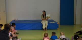 Beigeordnete Anja Pfeiffer liest in der Kita St. Martin