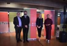 Oberbürgermeisterin Kimmel und irische Generalkonsulin Flynn besichtigen Ausstellung