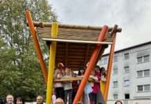 Feierliche Einweihung des neuen Spielgeräts auf dem Außengelände der Kita Kunterbunt