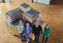 Modell des Pfalztheaters steht im Rathausfoyer