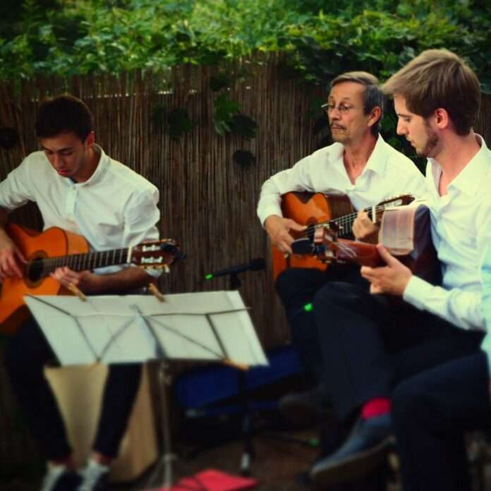 Tocamadera mit feuriger spanischer Gitarrenmusik