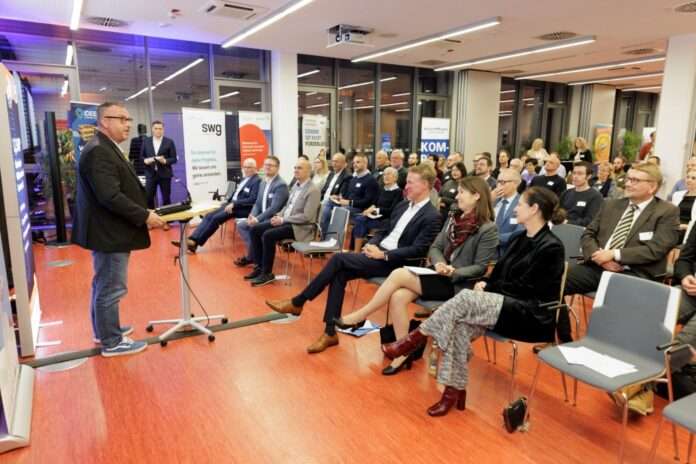 08_2025_Staatssekretaer_Moderator_Publikum view_123Go281025rv063