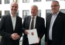 Minister Hoch übergibt Förderbescheid für das Projekt VIMOPROP an Institutsleiter Prof. Liggesmeyer