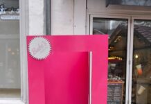 Wer hat den rosafarbenen Pappaufsteller gestohlen?