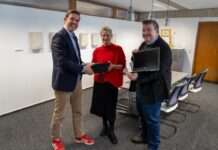 Laptops für lokale Schulen