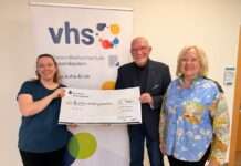 Förderverein Kreisvolkshochschule übergibt Spendenscheck