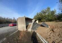 Reifenplatzer sorgt für Verkehrsunfall