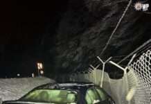 Auto kracht in Zaun der US Air Base