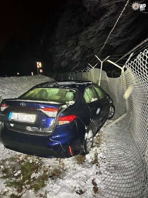 POL-PPWP: Auto kracht in Zaun der US Air Base - Polizei registriert wenige witterungsbedingte Unfälle