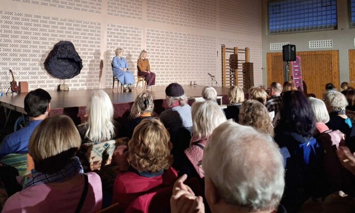 KVW_Zwei_Frauen_falten_sich210326go05