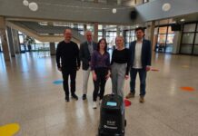 Reinigungsroboter unterstützt Schulreinigung