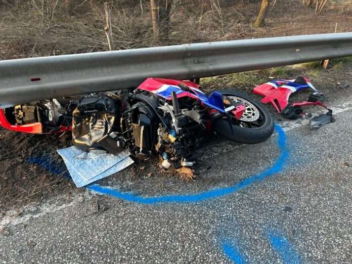 Lichtbild vom völlig zerstörten Motorrad