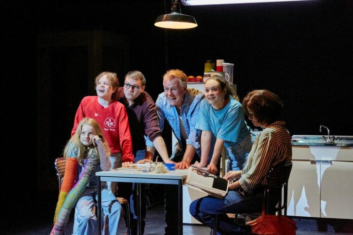 #01 SO, UND JETZT KOMMST DU_Nele Schanding, Béla Wienert, Dennis Bodenbinder, Rainer Furch, Helena Vogel, Aglaja