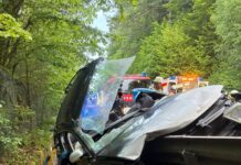 Schwerer Verkehrsunfall auf der K4: Leitplanke durchbohrt Pkw – Eine Person schwerverletzt gerettet