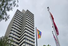 Regenbogenflagge auf dem Rathausvorplatz gehisst