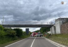 Lkw rammt Fußgängerbrücke – Bundesstraße gesperrt